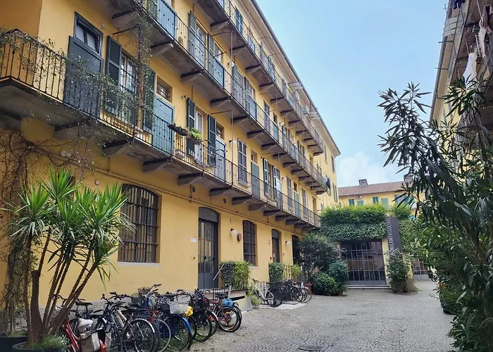 - Nella Corte Dei Navigli