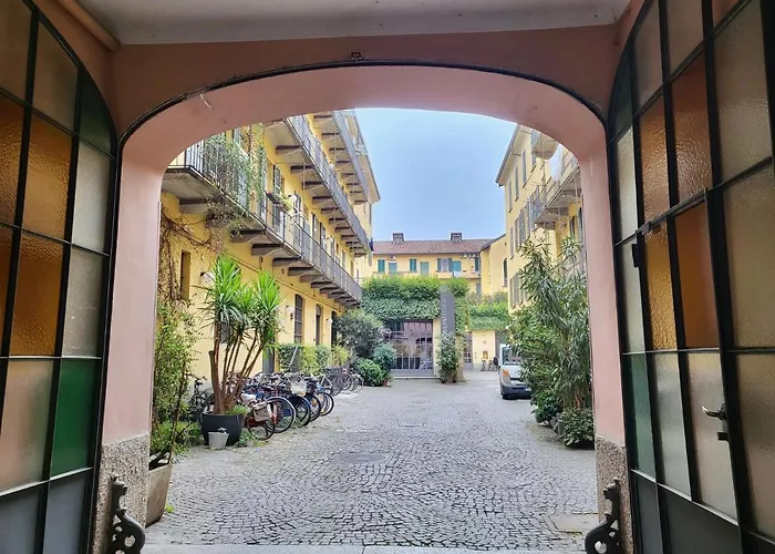 - Nella Corte Dei Navigli